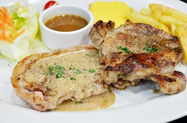 sığır eti ve domuz eti biber biftek