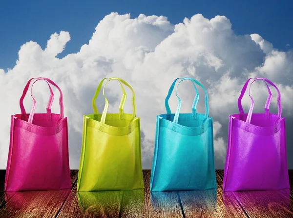 Borsa shopping su tavolo di legno con bel cielo — Foto Stock