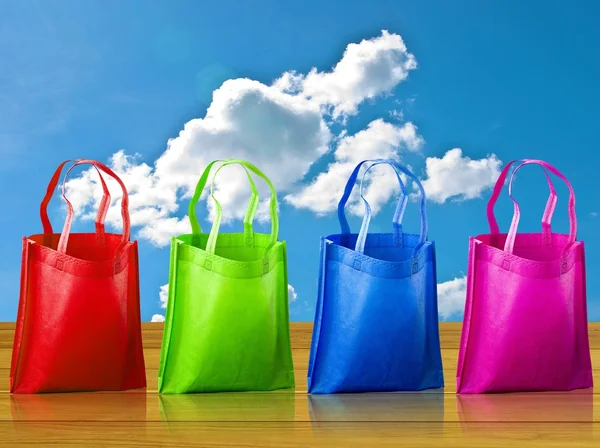 Τσάντα για ψώνια σε ξύλινο τραπέζι με ωραίο ουρανό — Φωτογραφία Αρχείου