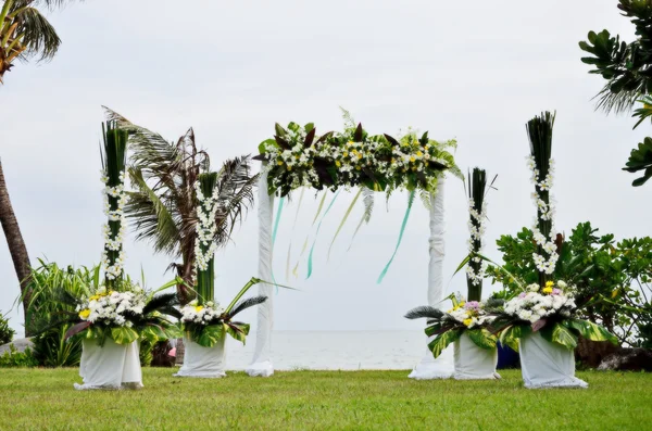 Arco floreale per cerimonia nuziale — Foto Stock