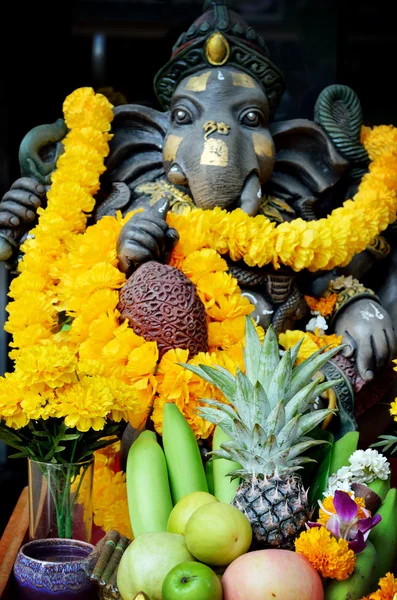 Ganesha figure with offering — Stock Photo, Image