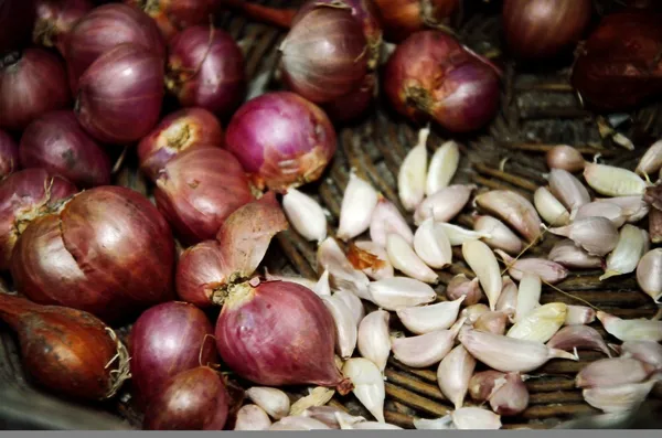 Shallots and garlic in basket for cooking — Stock Photo, Image