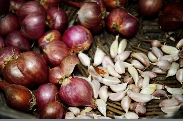 Chalotes y ajo en cesta para cocinar — Foto de Stock