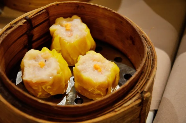 Chinês cozido no vapor dimsum em recipientes de bambu — Fotografia de Stock