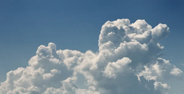 Хорошее облако в голубом небе — стоковое фото