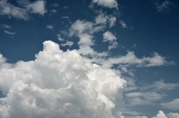 Nuvem agradável no céu azul — Fotografia de Stock
