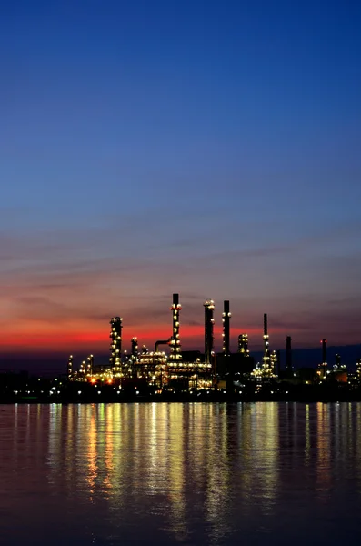 Zonsopgang scène van olieraffinaderij — Stockfoto