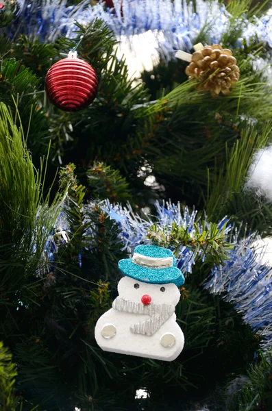 Weihnachtsbaum mit Zierde — Stockfoto