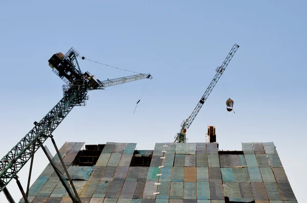 Crane in construction site and building — Stock Photo, Image