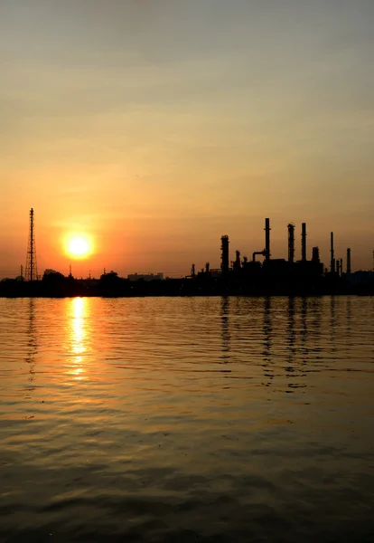 Escena del amanecer de la refinería de petróleo — Foto de Stock