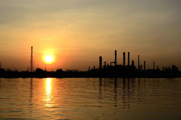 Sonnenaufgang Szene einer Ölraffinerie — Stockfoto