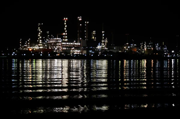 Escena nocturna de la refinería de petróleo —  Fotos de Stock