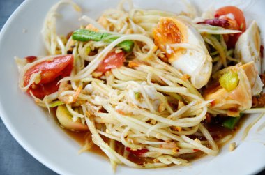 Yeşil papaya salatası ile tuzlu yumurta Tayland Mutfağı