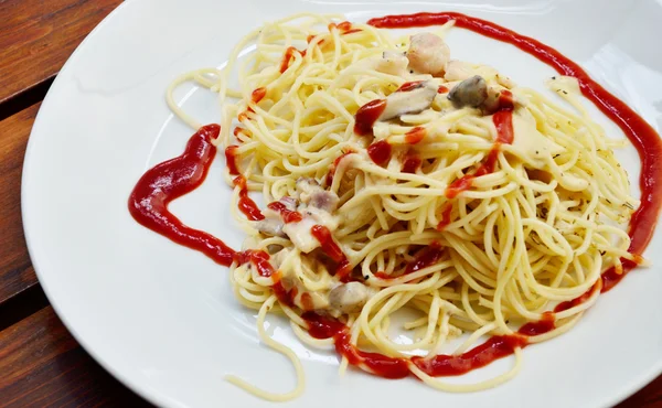 Espaguetis con salsa de champiñones — Foto de Stock