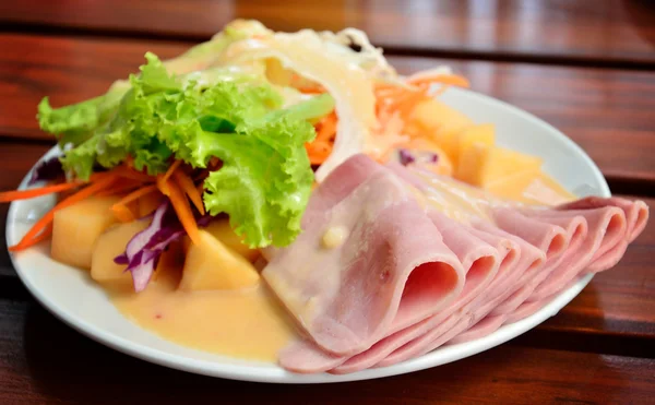 Jambon ve salata — Stok fotoğraf