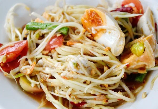 Ensalada de papaya verde con huevo salado cocina tailandesa —  Fotos de Stock