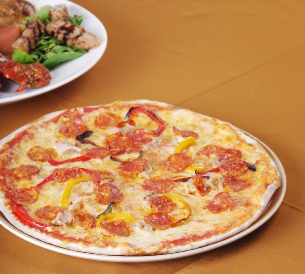 Pizza op tafel, Italiaans eten concept — Stockfoto