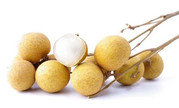 Fruta longan sobre fondo blanco — Foto de Stock