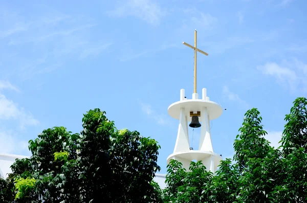 Krzyż na szczycie wieży dzwon z na tle nieba — Zdjęcie stockowe