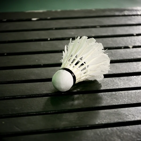 Ahşap masa, badminton spor kavram Servisi horoz — Stok fotoğraf