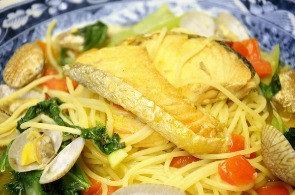Спагетти с морепродуктами в японском стиле — стоковое фото