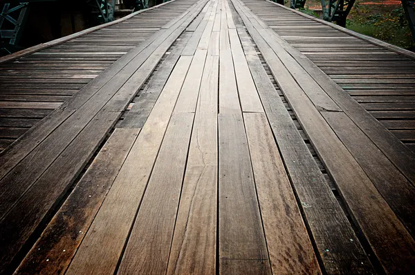 金属ブリッジ、タイの古い木製道 — ストック写真