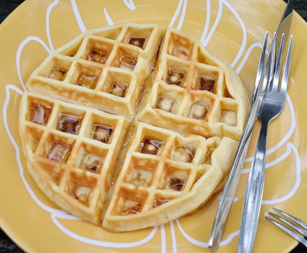 Waffle redondo com xarope no prato — Fotografia de Stock