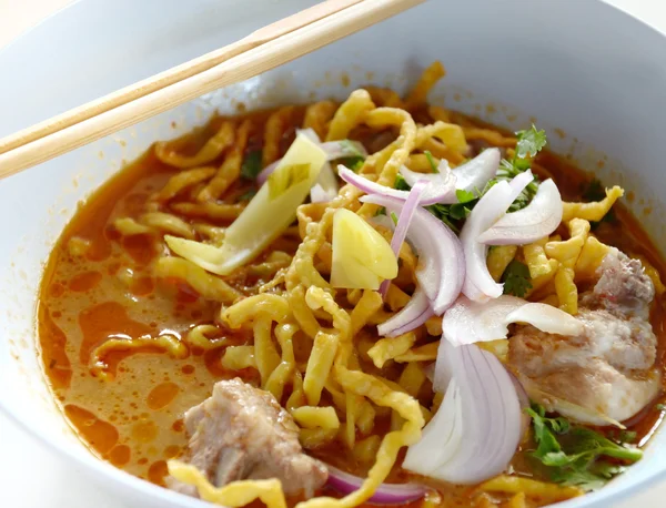 Khao Sawy, sopa de curry de fideos tailandeses del norte —  Fotos de Stock