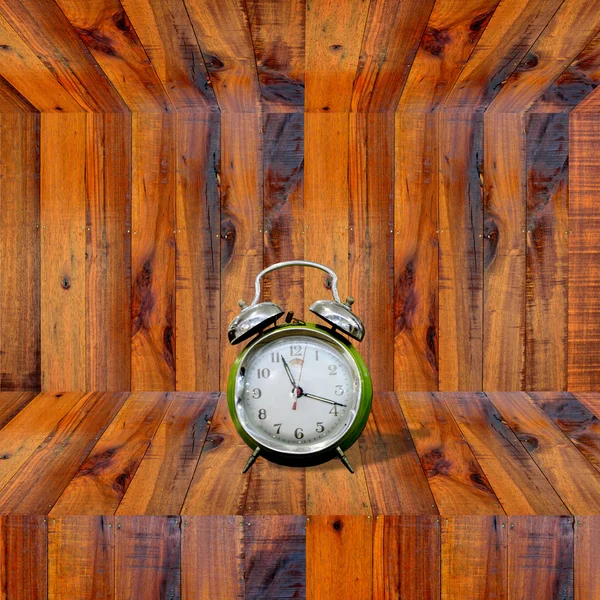 Zegar wewnątrz półki drewniane — Zdjęcie stockowe