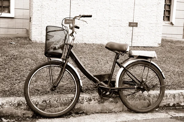 Parque de bicicletas ao lado da rua — Fotografia de Stock