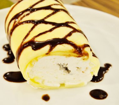 yumuşak rulo pasta çikolata sos ile