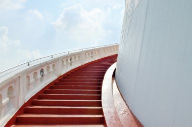 Tepedeki tapınağa kırmızı merdiven