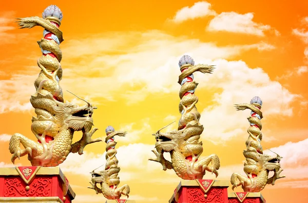 Statue dragon rouler la colonne avec coucher de soleil ciel arrière-plan — Photo