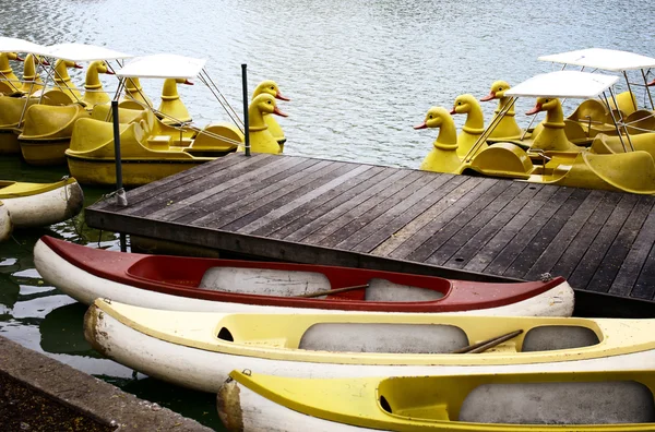 Yellow duck boat at dock — Stock Photo, Image