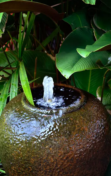 Brunnen in Steingut — Stockfoto