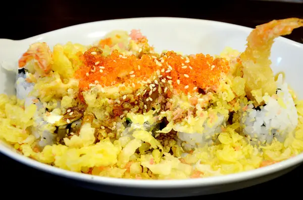 Rýže s tempura nebo křupavé krevety — Stock fotografie