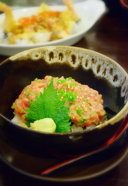 Japon mutfağı, pirinç maguro kıyılmış balık — Stok fotoğraf