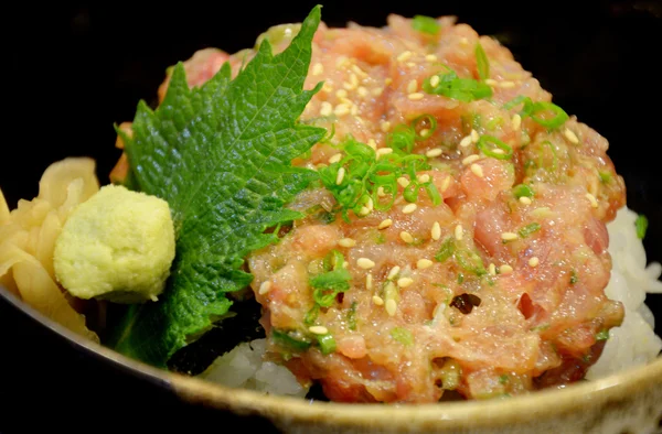 Japanische Küche, Reis mit Maguro-Hackfleisch — Stockfoto