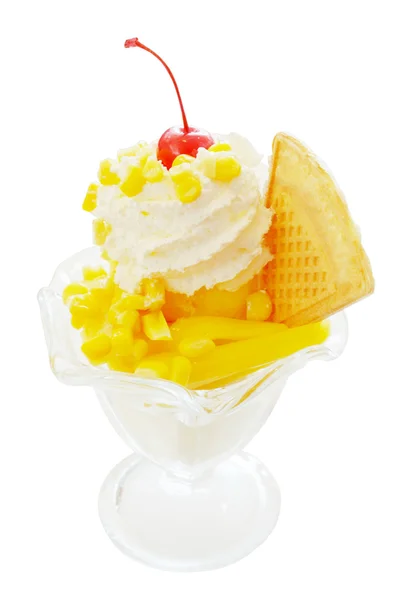 Delizioso gelato con frutta tropicale — Foto Stock