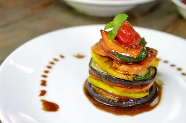 Comida vegetariana en plato blanco — Foto de Stock