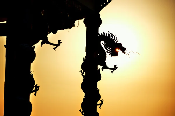 Statue colonne rouleau dragon silhouette — Photo