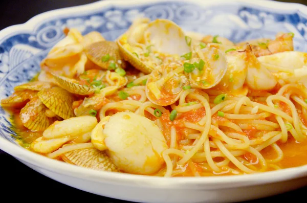 Espaguetis mariscos al estilo japonés —  Fotos de Stock