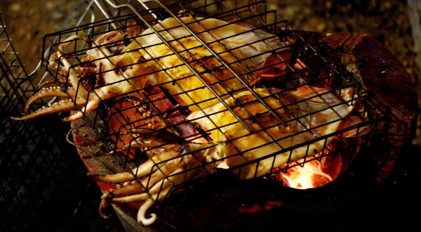 Squid grillen met vuur op fornuis — Stockfoto
