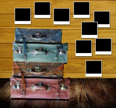 Retro seyahat kavramı, eski fotoğraf çerçeveleri yazı ile çanta ahşap duvar üzerinde seyahat