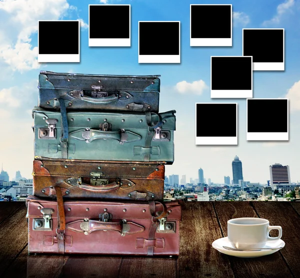 Travel memories concept, Vintage travel bag and photo frame with city view background — Stock Photo, Image