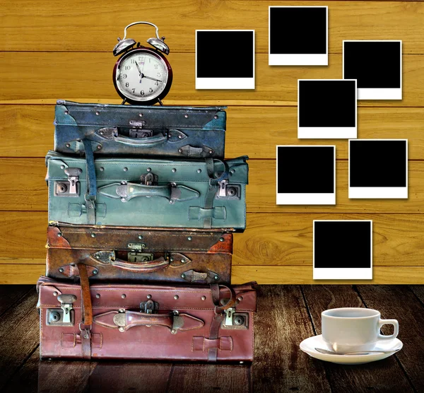Evde kahve fincanı ve güzel fotoğraf anıları kavramı ile dinlenme zamanı