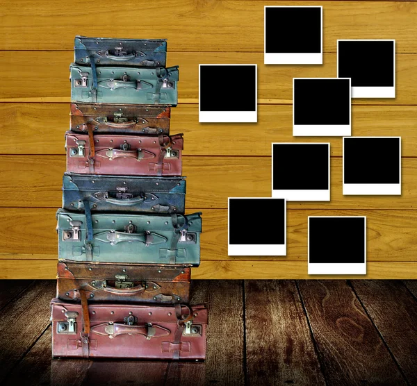 Retro seyahat kavramı, eski fotoğraf çerçeveleri yazı ile çanta ahşap duvar üzerinde seyahat