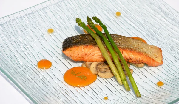 Salmon grilled with asparagus — 图库照片