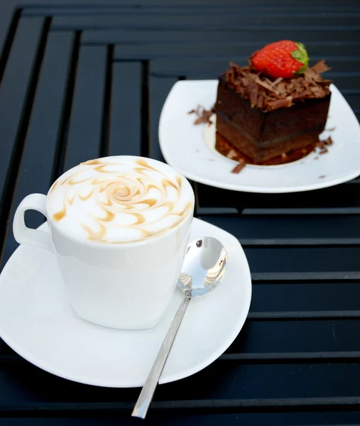 Tazza di caffè con una torta al cioccolato — Foto Stock