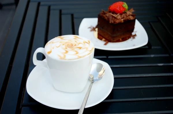 Xícara de café com um bolo de chocolate — Fotografia de Stock